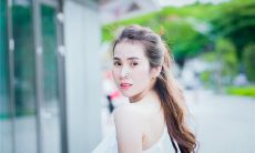 警民携手相助的小女孩照片