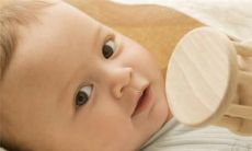 中间是安字的女孩名字