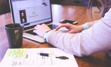 梦见或坐火车 汽车后退 后退步行