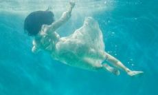 梦见在海里游泳逃生