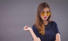 女人梦见看手相